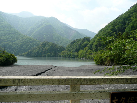 大久保沢橋から見た雨畑湖