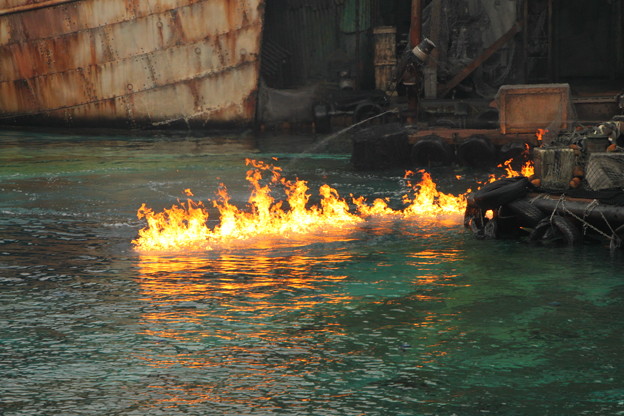 173　転落したところから水上に火の手が上がります