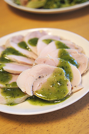塩麹の鶏ハム バジルソース添え