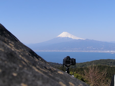 春昼の富士と他人のカメラかな