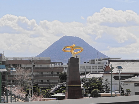 讃岐富士とモニュメント