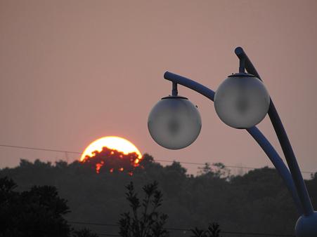 夕陽と街灯