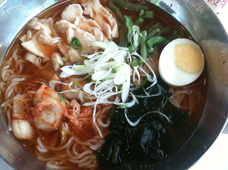 赤い冷麺　＠ガスト