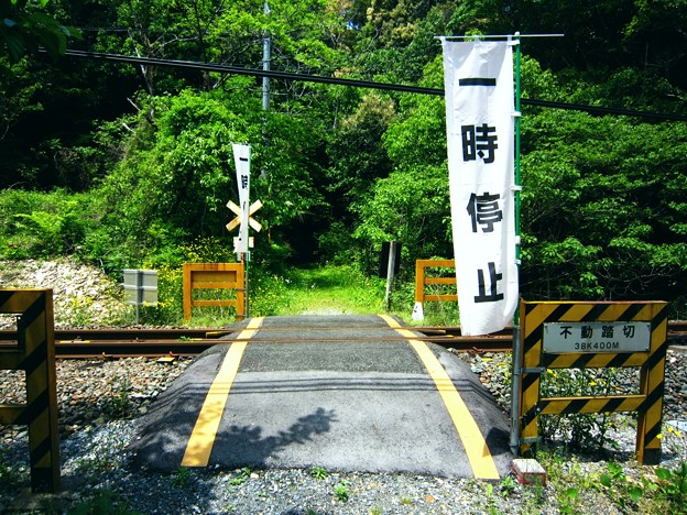 遮断機のない踏切