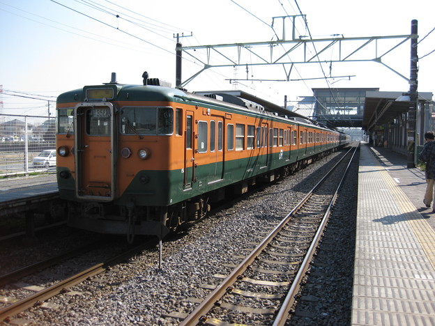 物井駅に停車中のマリ117編成