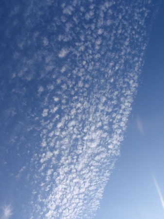 天空を渡す一筋の雲 (2)