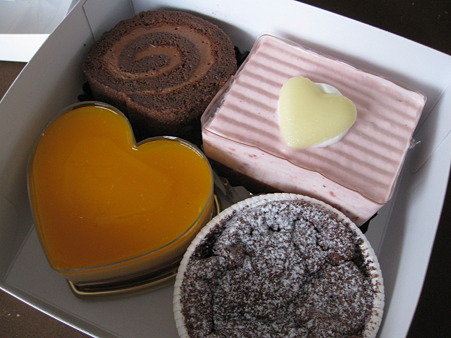 チョコレートのケーキが4つ