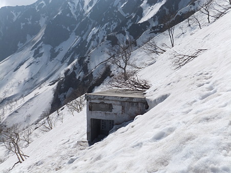 雪に埋もれた避難小屋