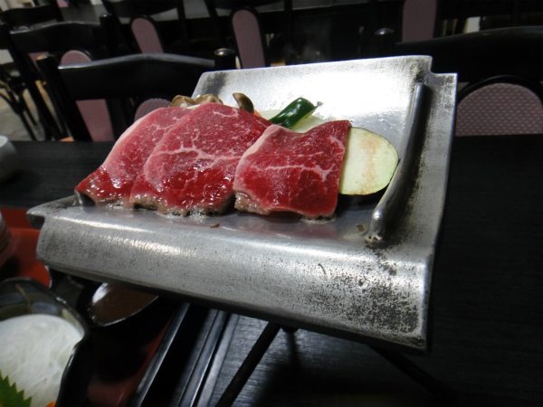 瓦でお肉を焼く