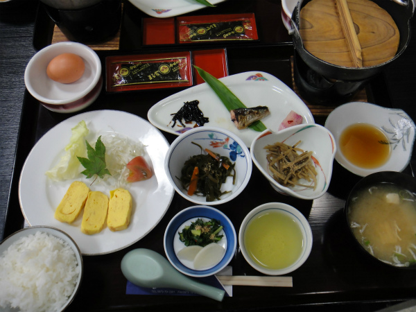 旅館の朝食は美味しくて、なぜか沢山食べてしまう