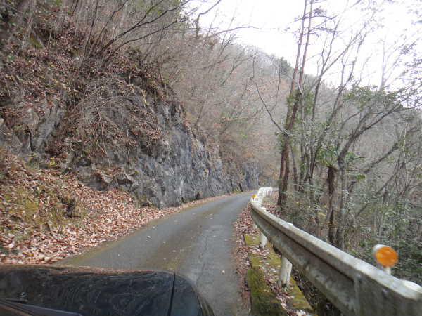 羽山渓へ向かう細い道