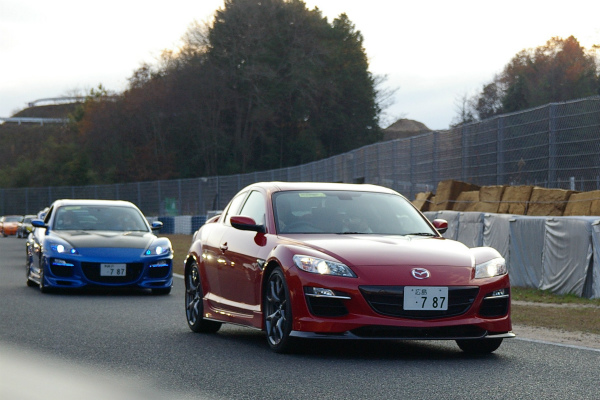 ２台のRX-8のライセンスプレートのナンバーは７８７